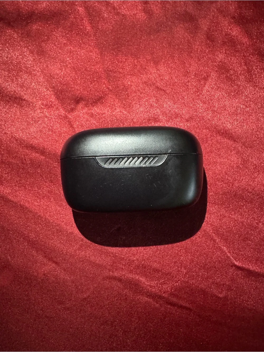 JBL Black Compact True Wireless Earbuds Charging Case with wireless earbuds